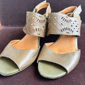 CLARKS Artisan Women's Heeled Sandal Sze 9.5M Sage Leather Perforated Slingback